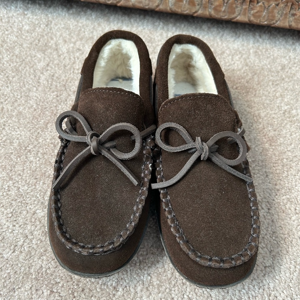 NWOT Boys Size 2M Vineyard Vines Slippers.